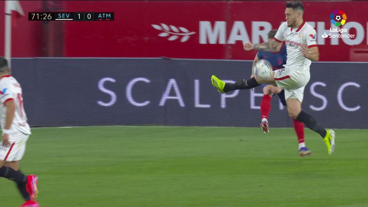 La mano de Ocampos en el gol del Sevilla que reclama el Atlético