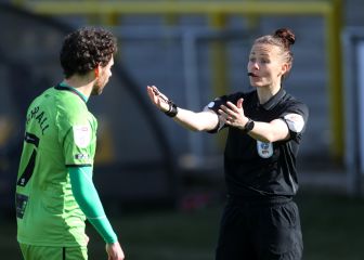 La árbitra Rebecca Welch hace historia en el fútbol inglés