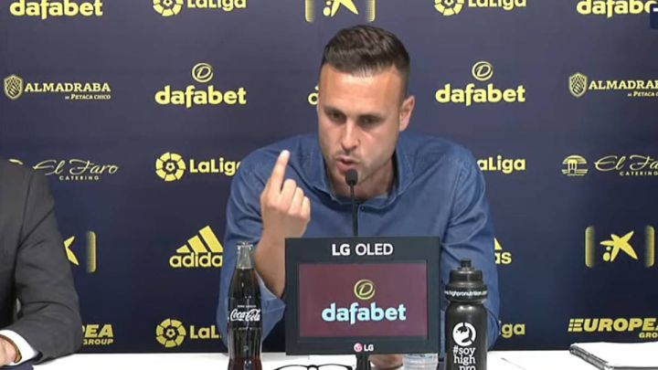 Rueda de prensa de Juan Cala en directo hoy: presunto insulto racista a Diakhaby | Cádiz - Valencia
