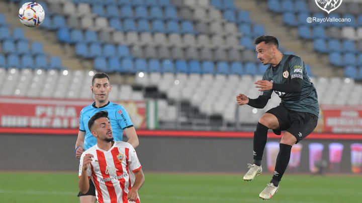 Álvaro cabecea un balón en el partido ante el Almería.