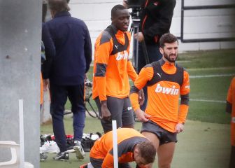 Diakhaby, arropado por el grupo en su vuelta a los entrenamientos