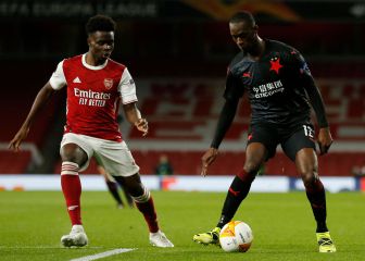 Holes se viste de héroe