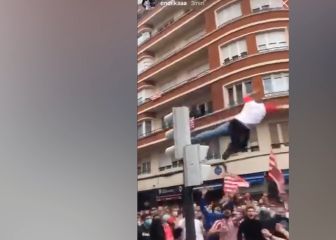 El fan que saltó desde un semáforo, ingresado