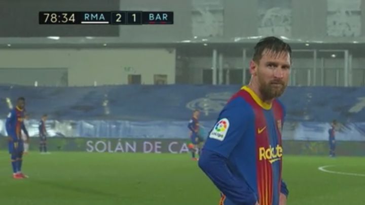 La escena más viral del Clásico: Messi congelado tiritando de frío