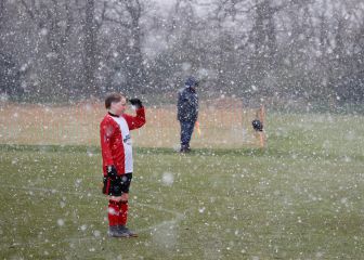 Jugar al fútbol y protegerse de la nieve