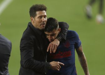 Como si fuera un hijo: el abrazo de consuelo de Simeone a Correa