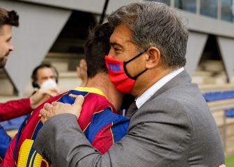 Abrazo Laporta-Messi en el acto de la foto oficial del equipo