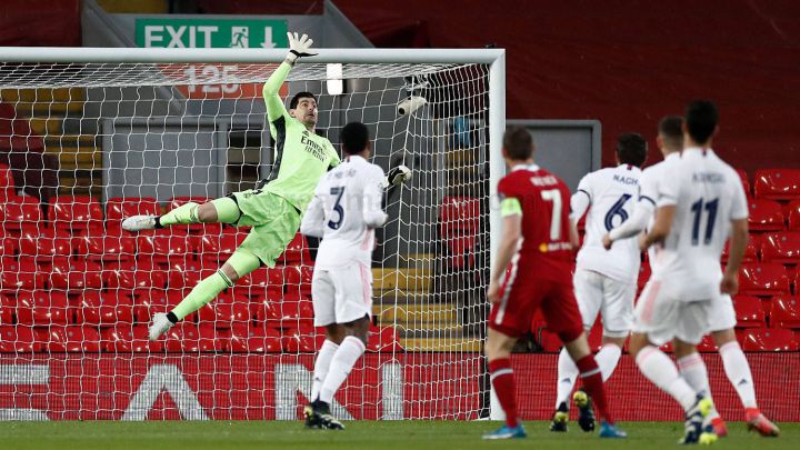 Aprobados y suspensos del Madrid en Anfield: ¡San Courtois!