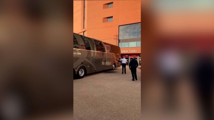 Así quedó el bus del Madrid tras ser apedreado por hooligans del Liverpool
