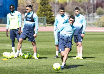Juanma, con los 'pequeños' de Fuenlabrada