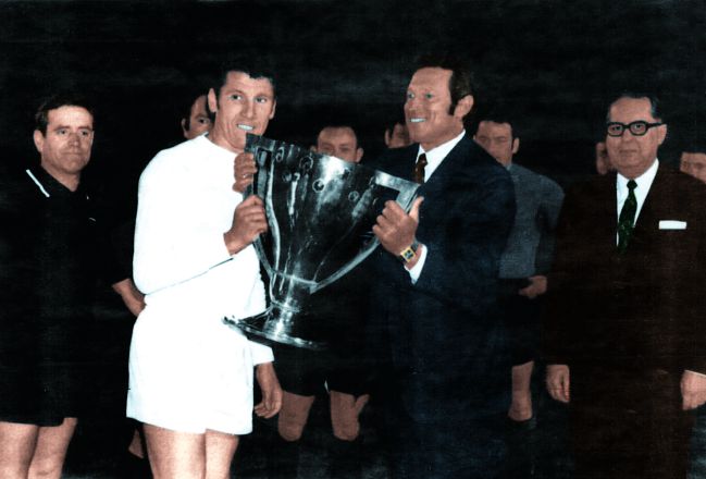 El presidente de la Federación Española entrega a Paquito el título de campeón de Liga de 1971.