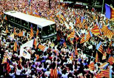 El autobús del Valencia, llegando a Mestalla. 