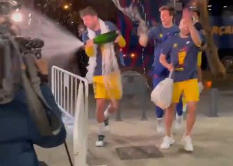 Locura en el hotel del Barcelona: Piqué bañó a la prensa con cava