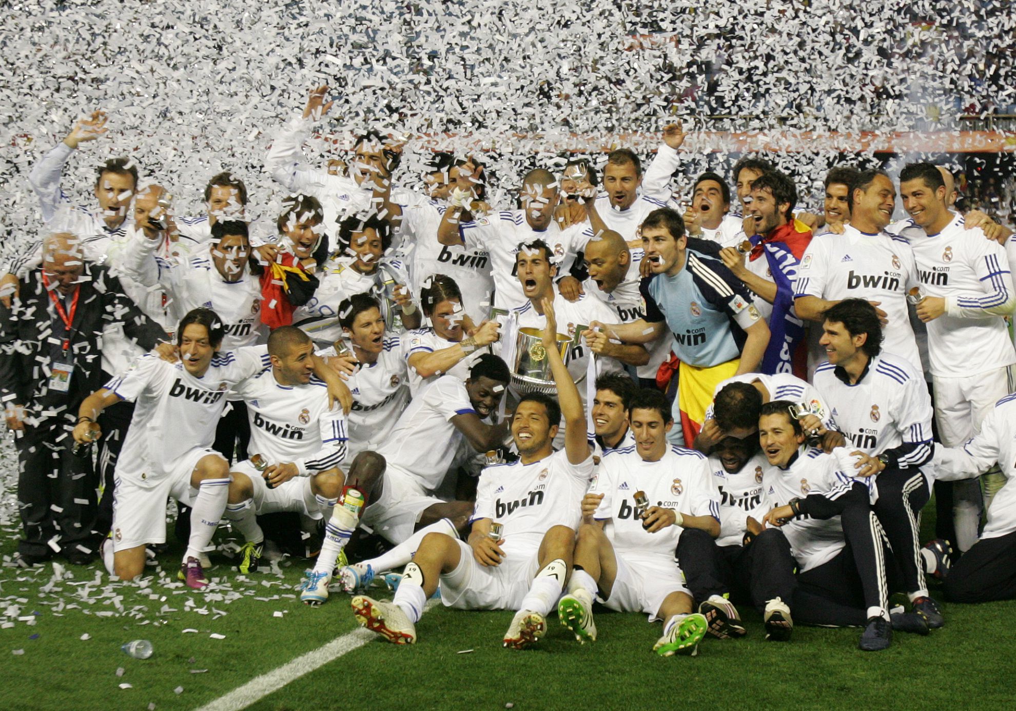Los jugadores del Real Madrid celebran la Copa del Rey de 2011 sobre el césped de Mestalla, el primero de los 22 títulos del equipo blanco en la segunda década del siglo XXI.
