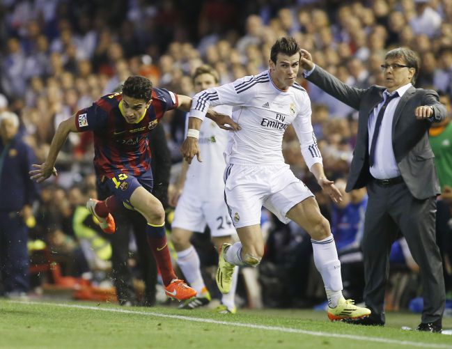 Gareth Bale supera a Bartra en la carrera camino del gol, el 1-2, que dio al Real Madrid la Copa del Rey de 2014 en el Clásico contra el Barcelona.