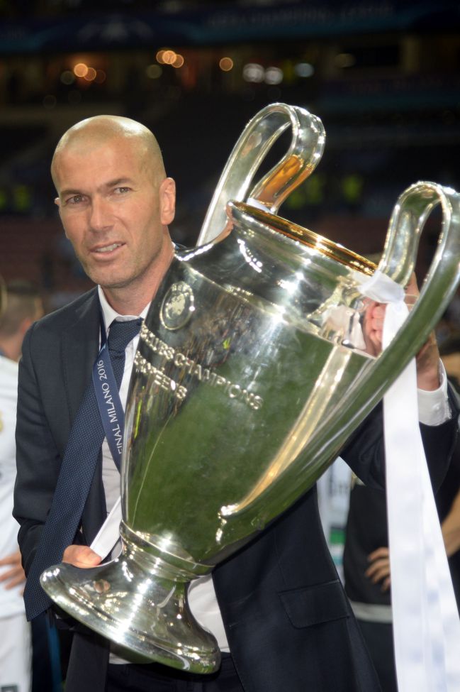 Zinedine Zidane, con la Undécima Copa de Europa del Real Madrid, conquistada contra el Atlético de Madrid en Milán (Italia) en 2016.