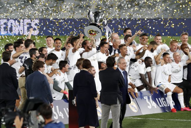 Sergio Ramos levanta el trofeo de campeón de la Liga 2019-2020, ganada por el Real Madrid, sobre el césped del Alfredo Di Stéfano.