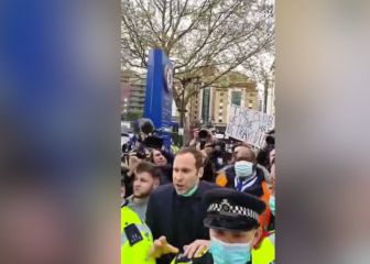 En Inglaterra crecen las protestas: esto le pasó al autobús del Chelsea