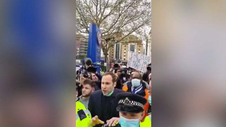 En Inglaterra las protestas van a más: lo que le pasó al autobús del Chelsea...
