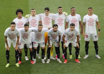 Los equipos saltan al terreno de juego con camisetas contra la Superliga