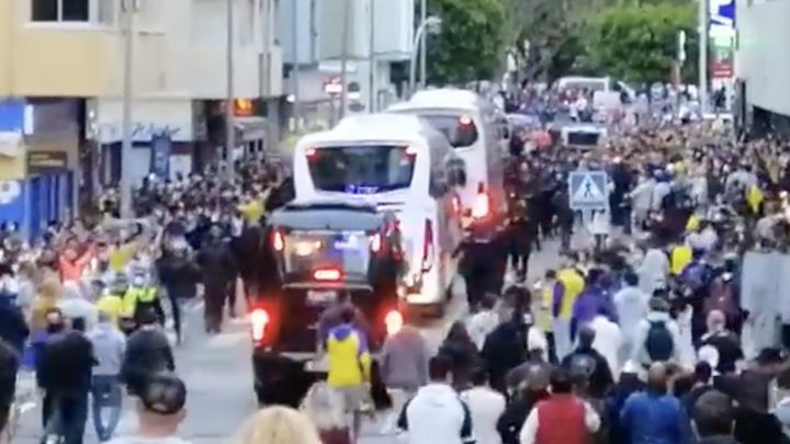 2.000 aficionados reciben al Cádiz en su llegada a Carranza