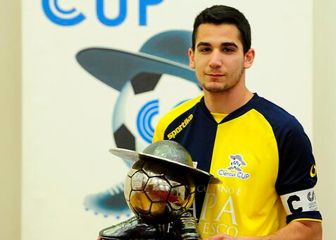 Del fútbol a dar misa