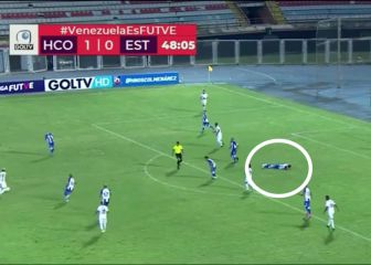 Se queda tirado dentro del área y lo que le pasa ya es carne de meme futbolístico: surrealista
