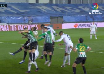 Estrada Fernández no estimó penalti en esta mano en el 80'