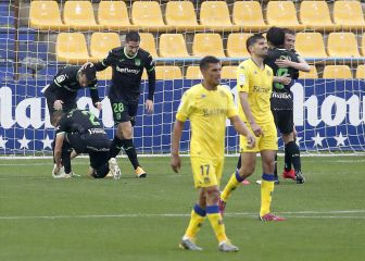 Gaku y Arnáiz deciden el derbi y meten presión al Almería