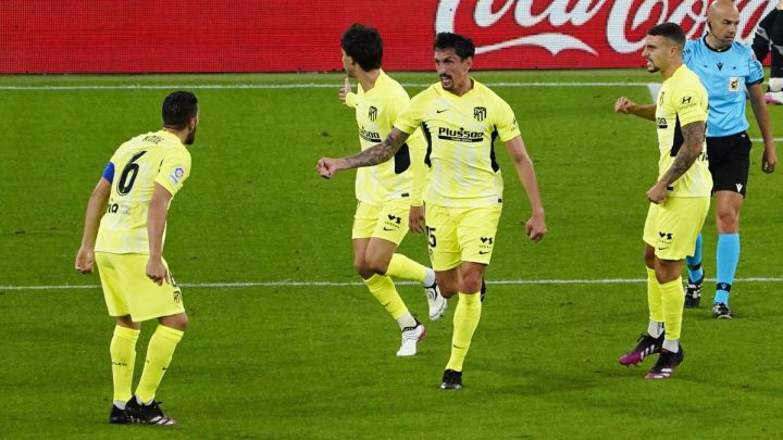 Savic, entre Koke, João Félix y Hermoso, celebra con rabia su gol en el Athletic-Atlético, el que suponía el 1-1, pero que finalmente no sirvió para puntuar.
