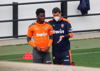 Yunus Musah entre Dest y Jordi Alba