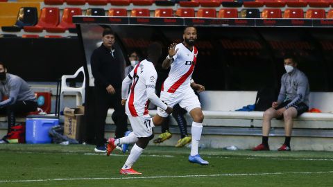 Advíncula celebra con Bebé el 2-2 al Albacete.