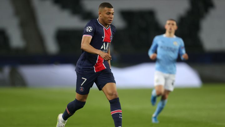 Mbappé en el césped ante el City