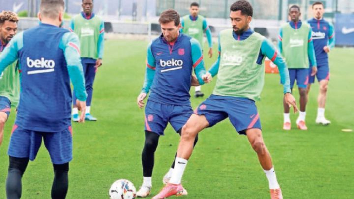Messi y Matheus pugnan por un balón en un rondo en presencia de Jordi Alba y Konrad, en el entrenamiento de ayer.