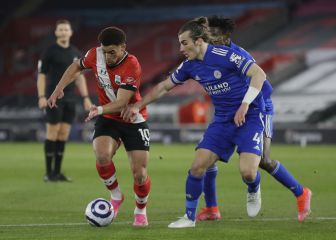 El Southampton resiste con diez y complica al Leicester