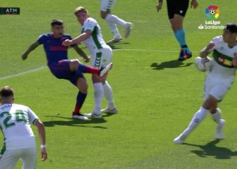 El VAR anuló el penalti por mano de Diego González para el Atleti