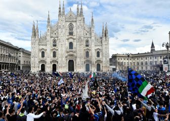 Los aficionados celebran, sin distancia, el título de liga del Inter de Milán