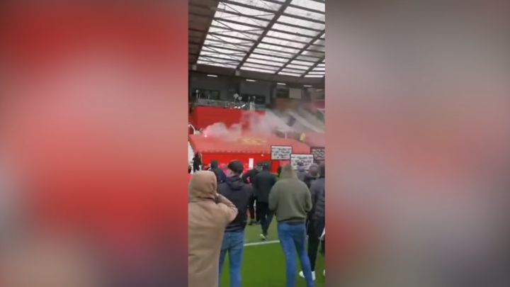 Motín en Old Trafford: hooligans se adentran en el césped para protestar contra el dueño