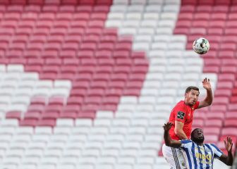 Oporto y Benfica empatan y el Sporting se acerca al título