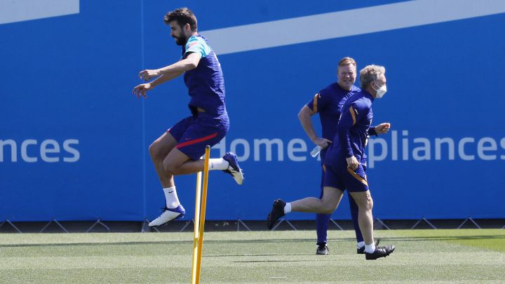 La rodilla derecha de Piqué, a prueba con Luis Suárez