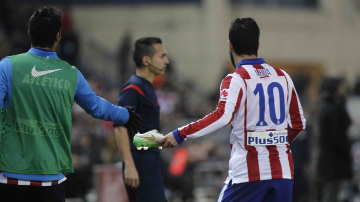 El día que Arda Turan le tiró una bota al linier del Atlético-Barça