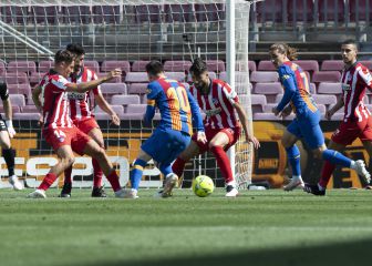 Messi trata de regatear a varios jugadores del Atlético.