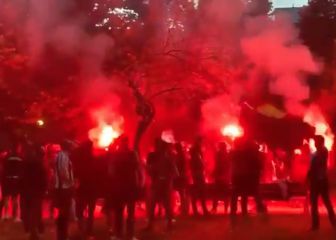 Cánticos y bengalas: la afición del Espanyol celebra el regreso a Primera