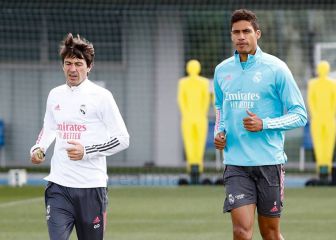 Varane ya pisa el césped