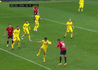 Más madera con las manos: el penalti pitado al Cádiz es de los que cuesta creer