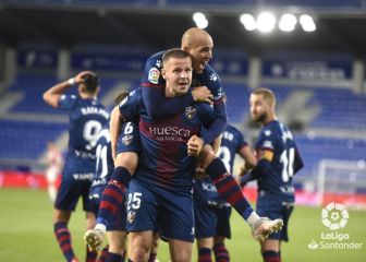 Sandro y Unai Simón permiten soñar al Huesca con la permanencia