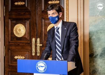 El Alavés entrega la medalla de oro y brillantes a la Diputación