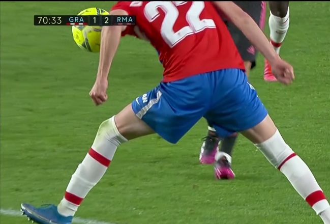 Posible mano de Gonalons en el origen de la jugada del gol del Granada.