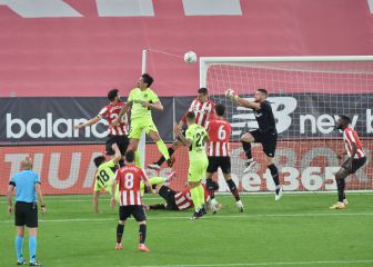 Simón, el portero titular de La Roja, en su peor momento