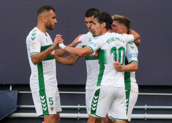 El Elche gana al Cádiz y llega con opciones a la última jornada